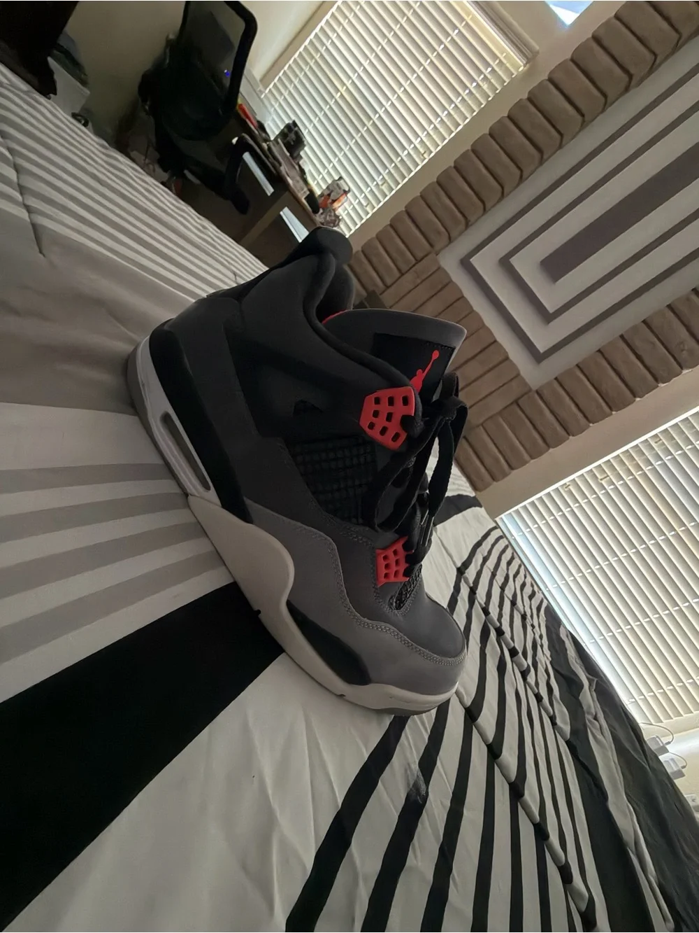 Men’s Jordan 4 Retro Infared, Size 10